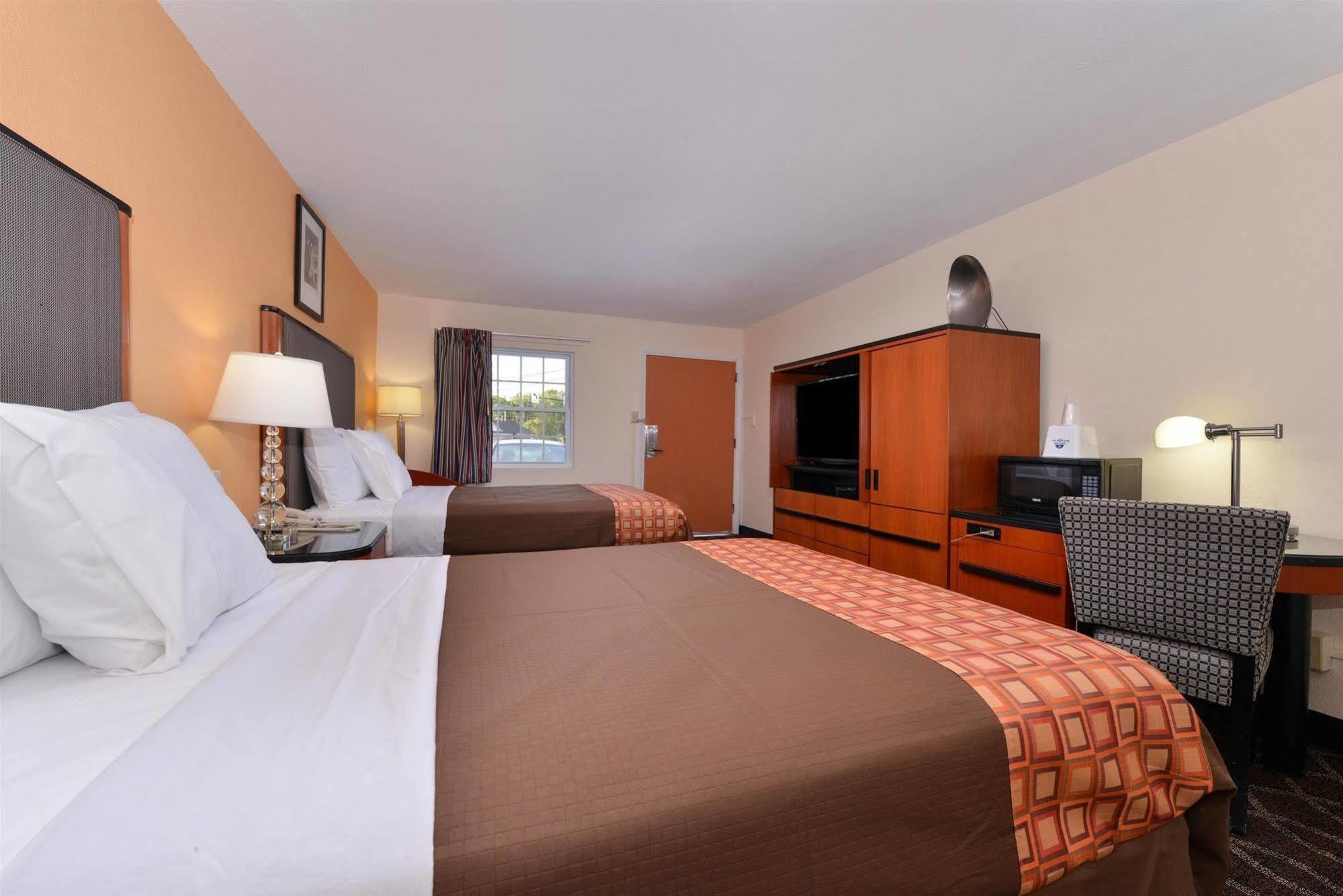 Media Inn & Suites Εξωτερικό φωτογραφία